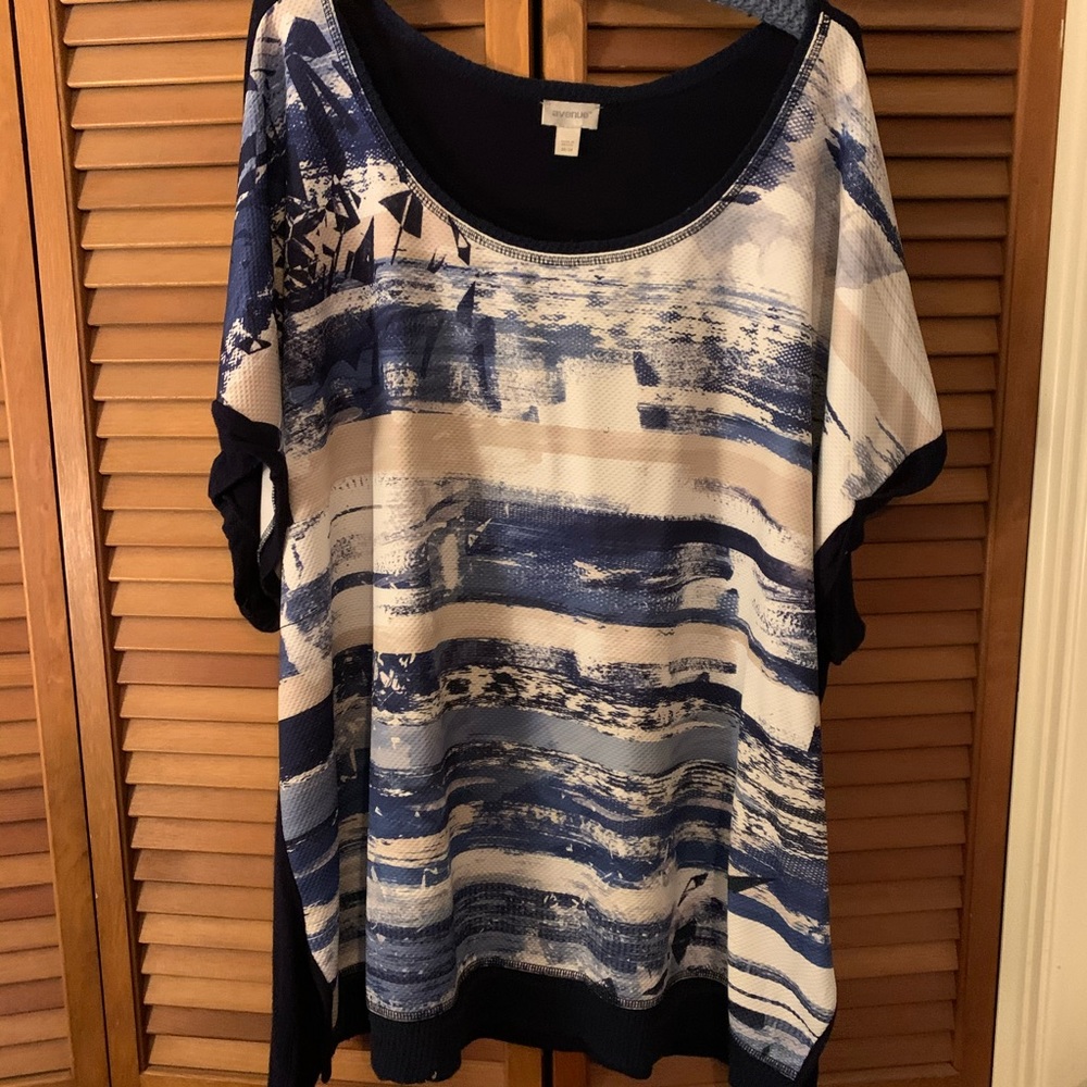 Avenue Blue/cream abstract design top